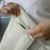 Manos abriendo la cremallera de una mochila roll top blanca personalizada