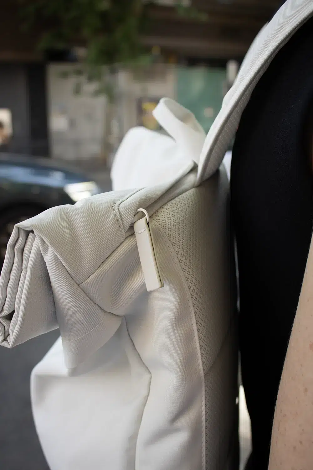 Persona con una mochila roll top personalizada en su espalda