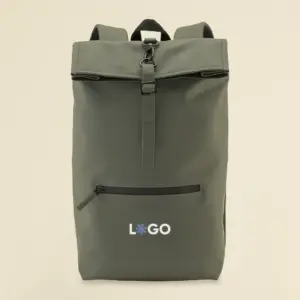 Mochila reciclada con cierre roll top verde a todo color sobre fondo beige