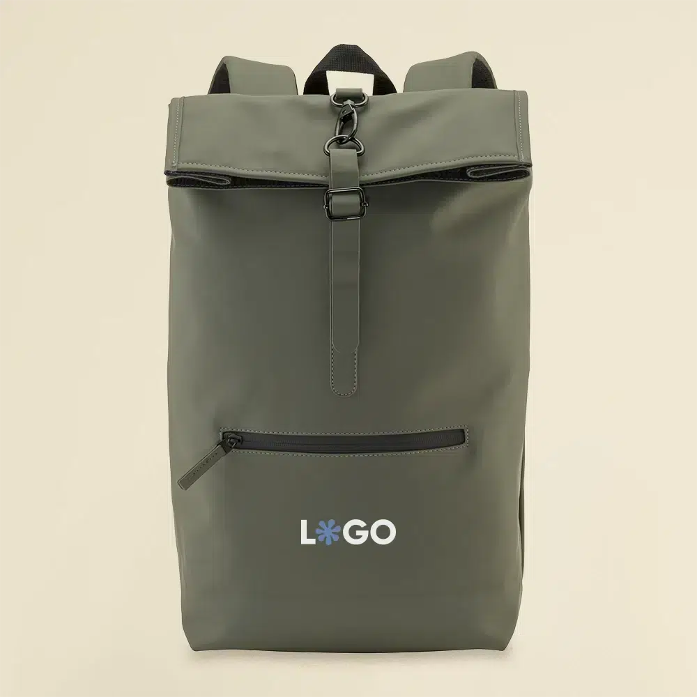 Mochila reciclada con cierre roll top verde a todo color sobre fondo beige