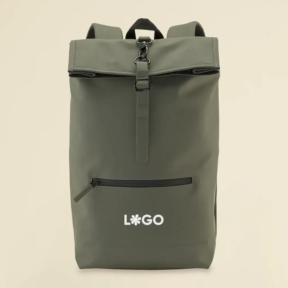 Mochila reciclada con cierre roll top verde a un color sobre fondo beige