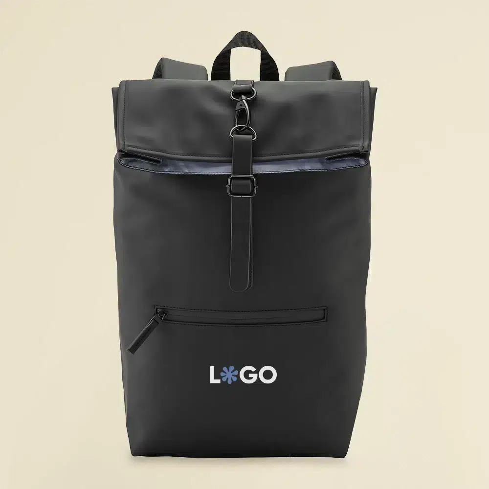 Mochila reciclada con cierre roll top negra a todo color sobre fondo beige