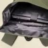 Mochila reciclada con cierre roll top abierta con un portátil en su interior