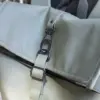 Mochila reciclada con cierre roll top cerrada