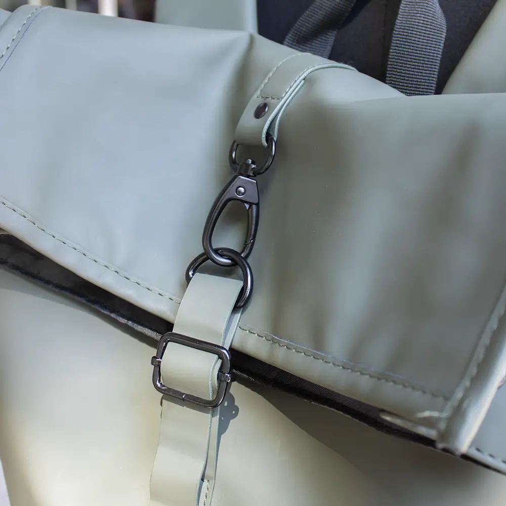 Mochila reciclada con cierre roll top cerrada