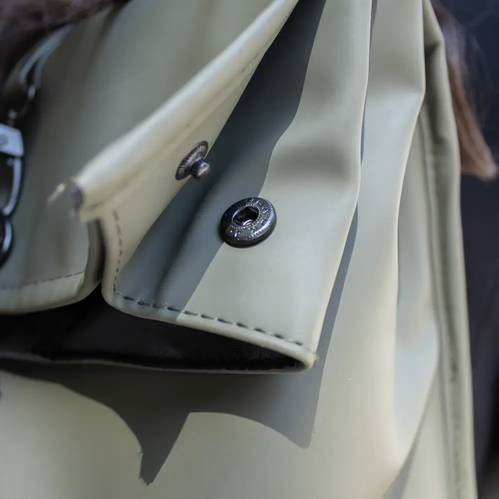 Botón lateral de mochila reciclada con cierre roll top