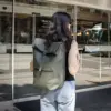 Chica con mochila reciclada con cierre roll top en su espalda