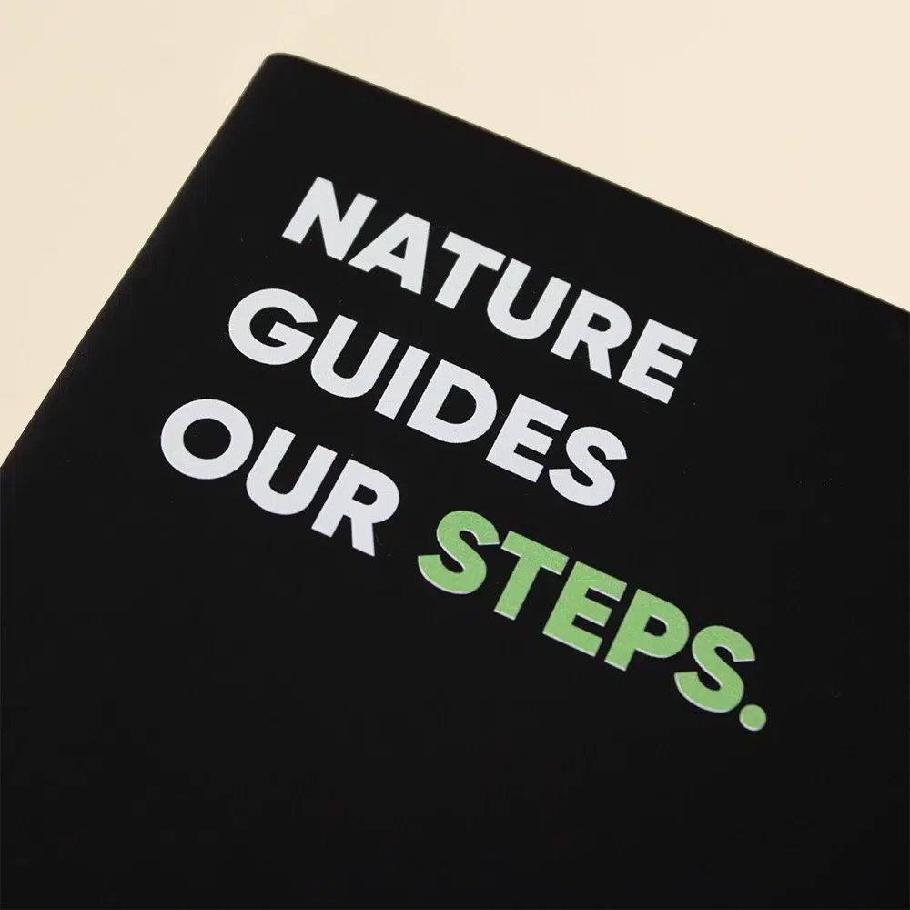 Mensaje sobre un cuaderno ecológico personalizado negro