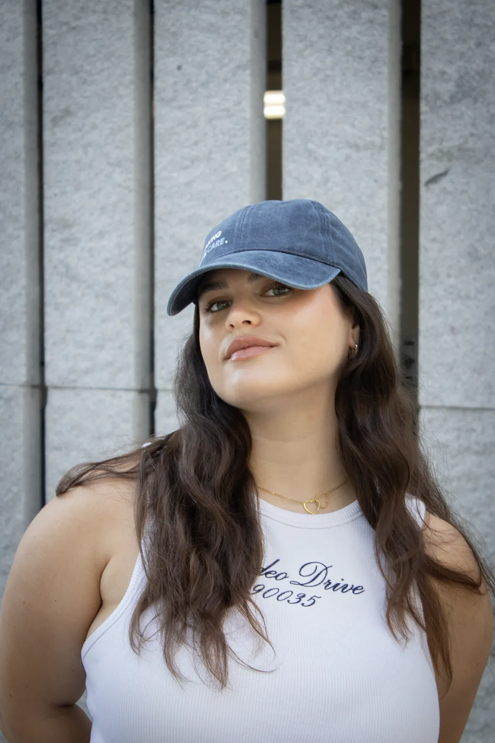 Chica mirando a cámara con gorra vintage azul