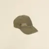 Gorra vintage VINTY VERDE Gorra vintage verde con logo en un fondo beige