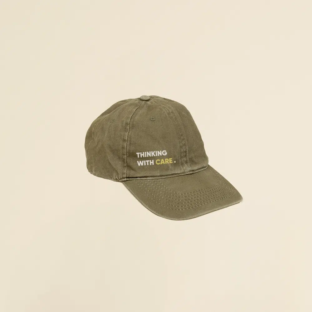 Gorra vintage VINTY VERDE Gorra vintage verde con logo en un fondo beige