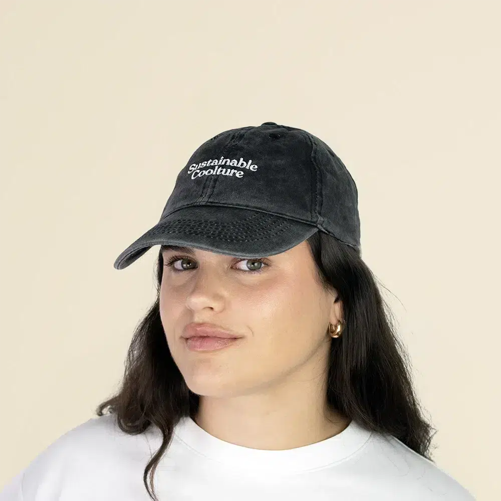 Chica con una gorra vintage negra sobre un fondo beige