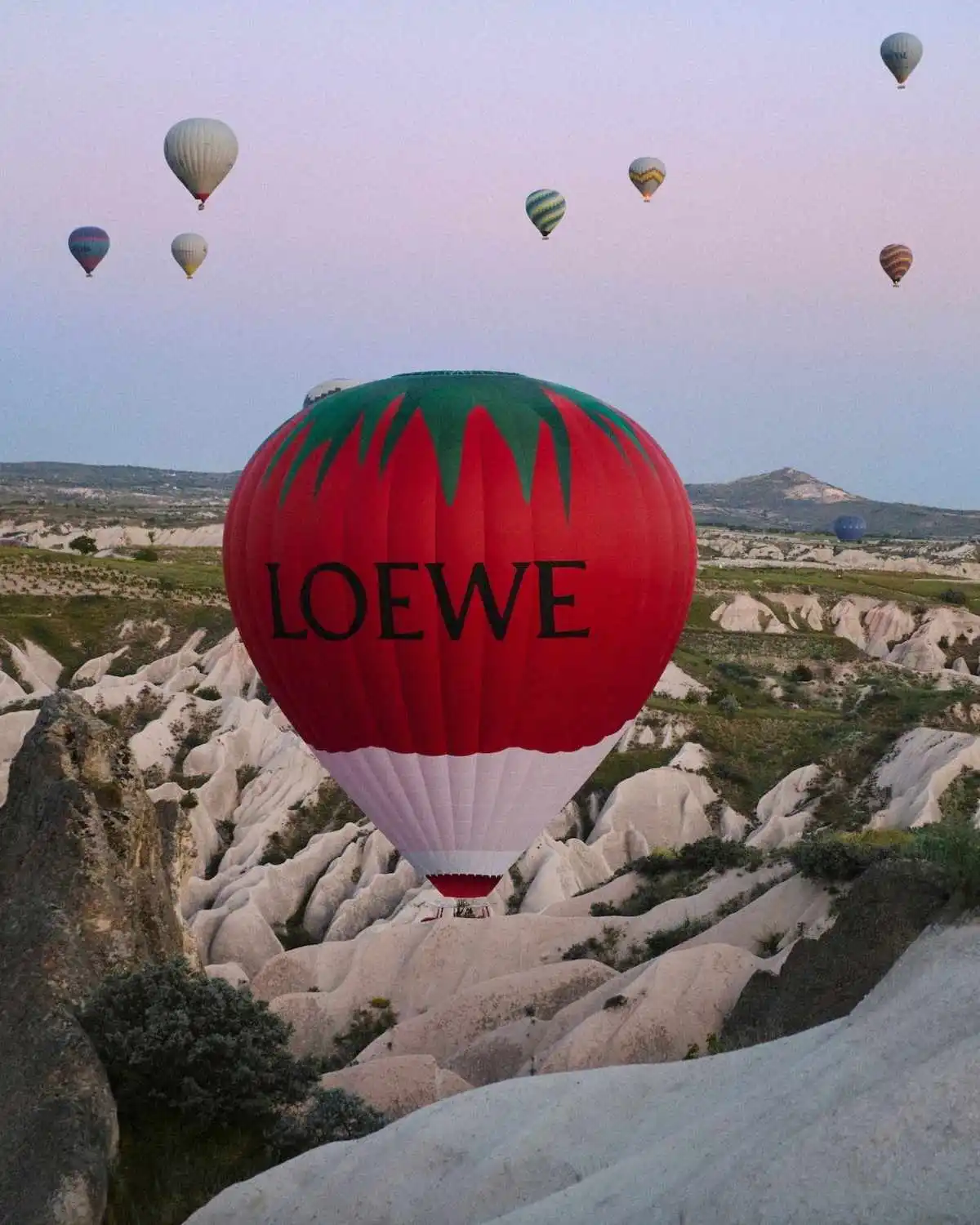Globo aerostático con la imagen de la marca de LOEWE sobrevolando el cielo