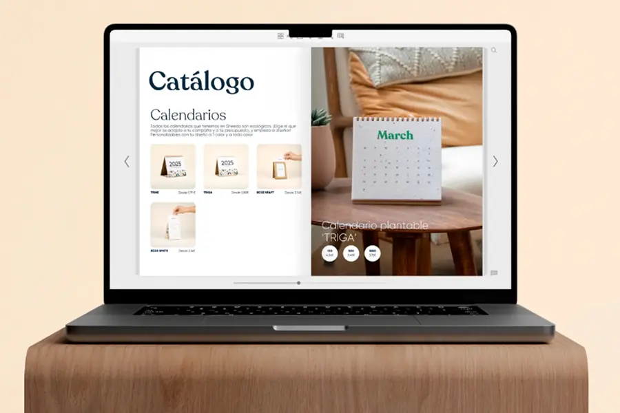 Pantalla de ordenador Imac sobre una superficie de madera, mostrando un catálogo de productos