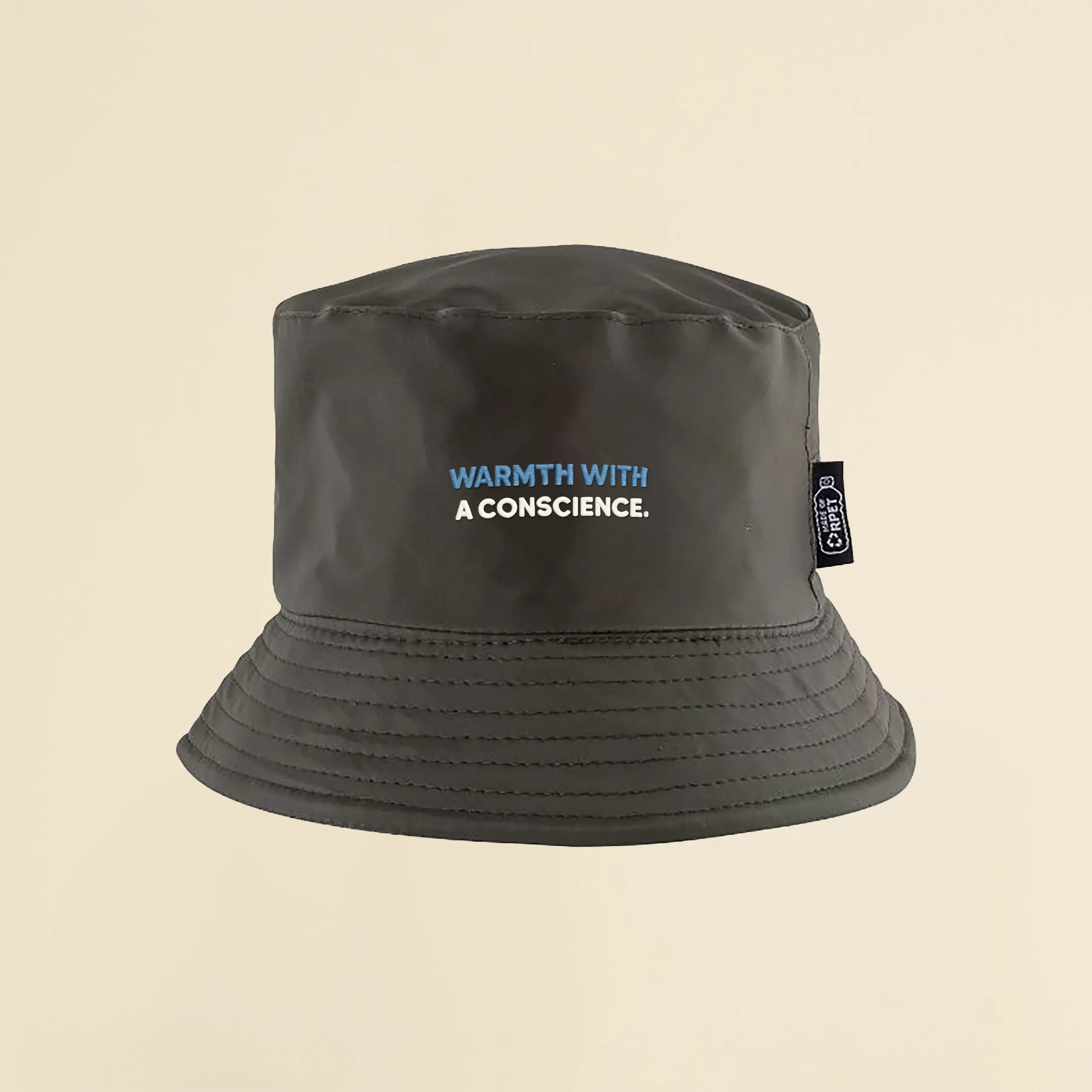 Gorro verde impermeable reversible ecológico personalizado sobre un fondo beige