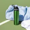 Botella deportiva verde personalizada en aluminio reciclado junto con bolsas deportivas