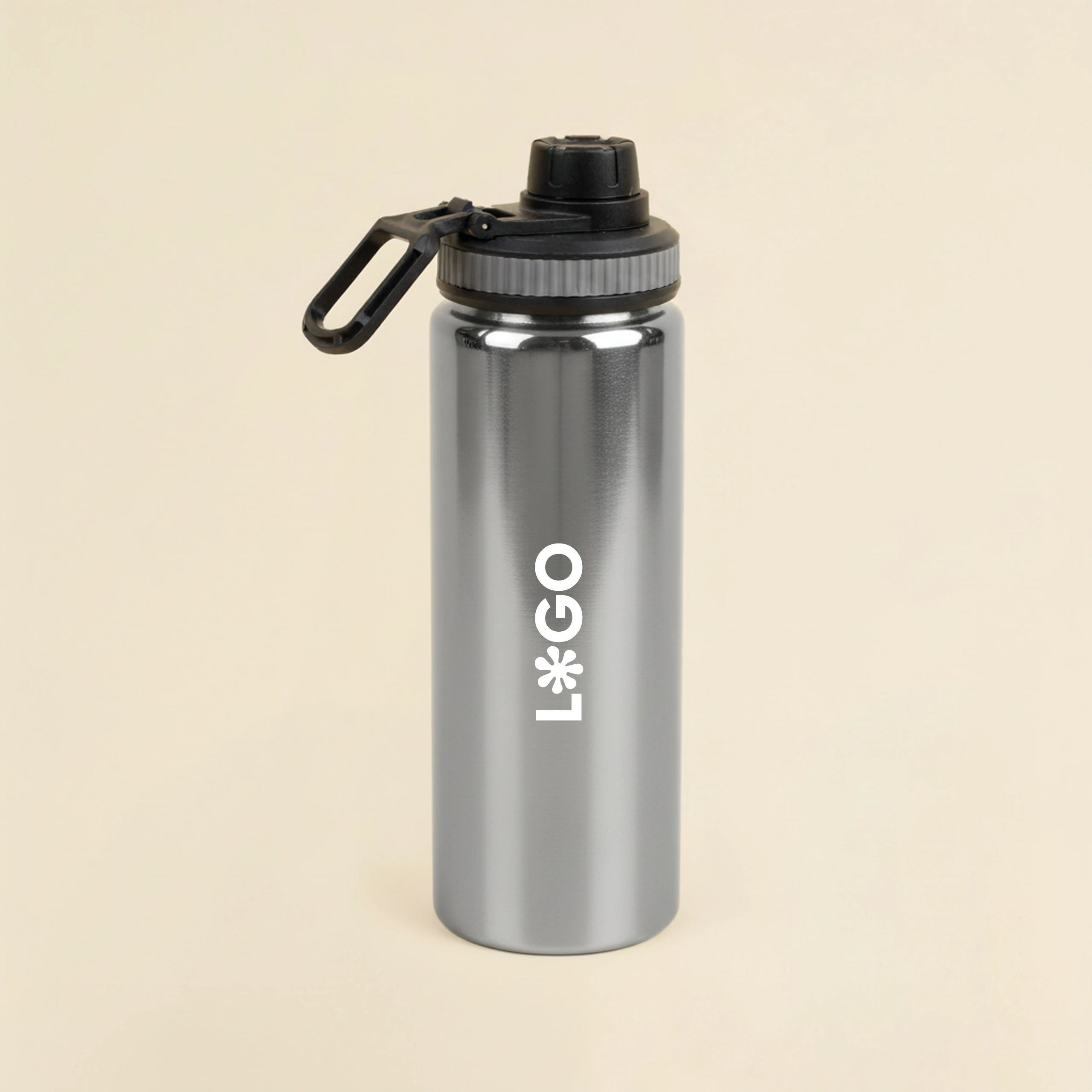 Botella deportiva gris personalizada en aluminio reciclado sobre un fondo beige