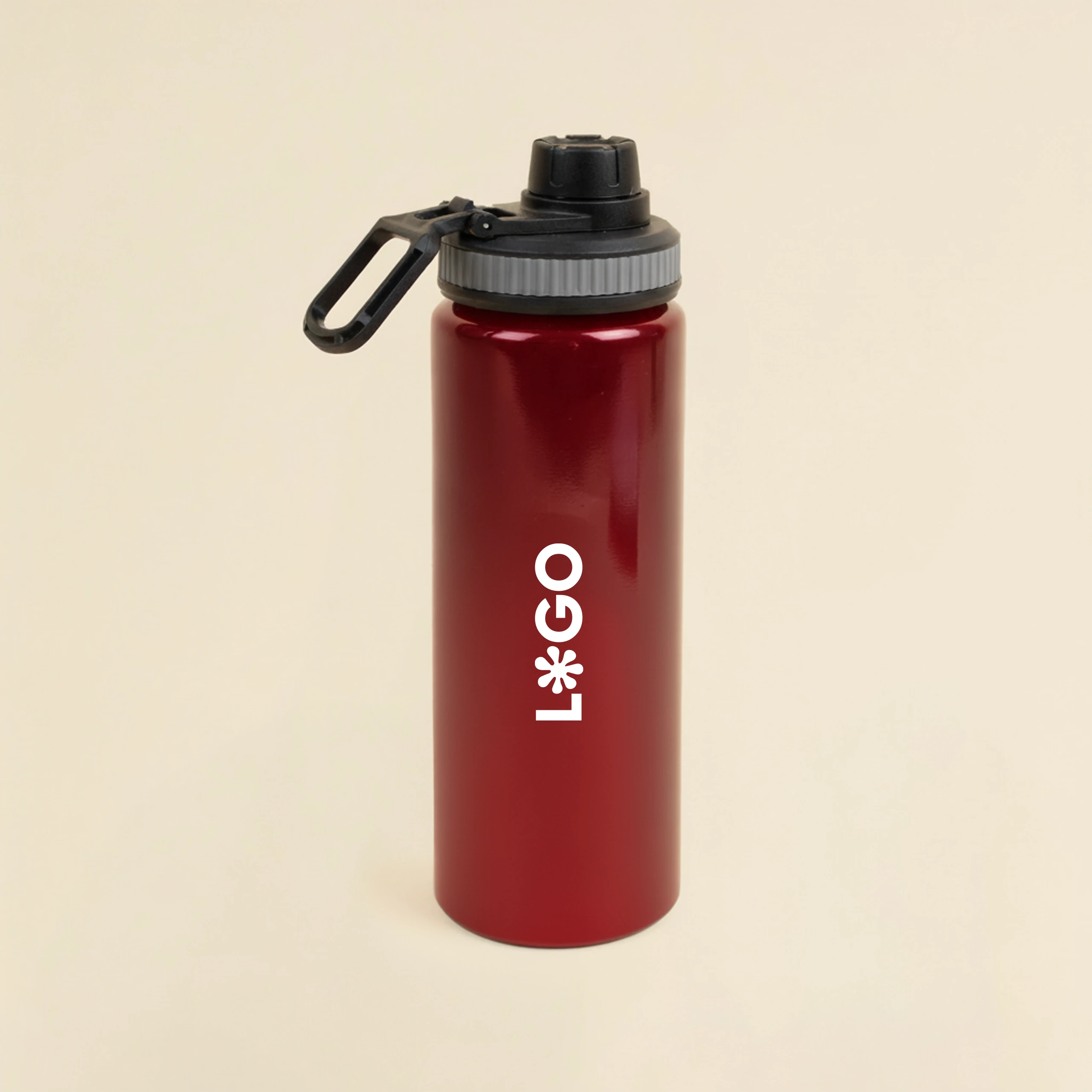 Botella deportiva roja personalizada en aluminio reciclado sobre un fondo beige