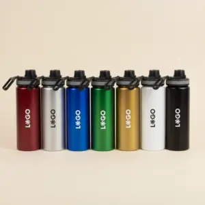 Siete botellas deportivas personalizadas en aluminio reciclado sobre un fondo beige