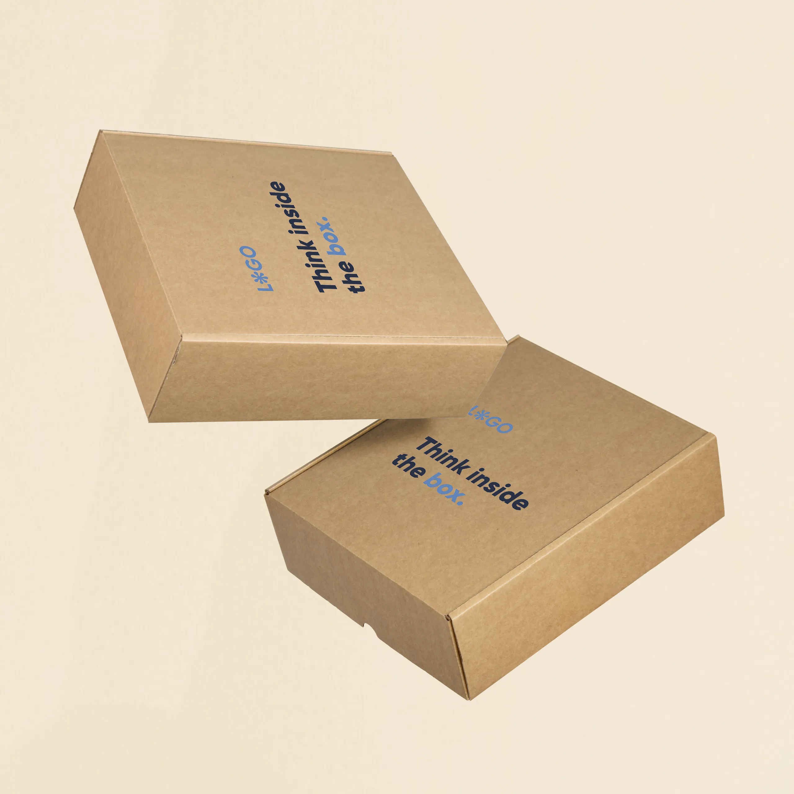 Dos cajas M personalizadas a todo color sobre fondo beige