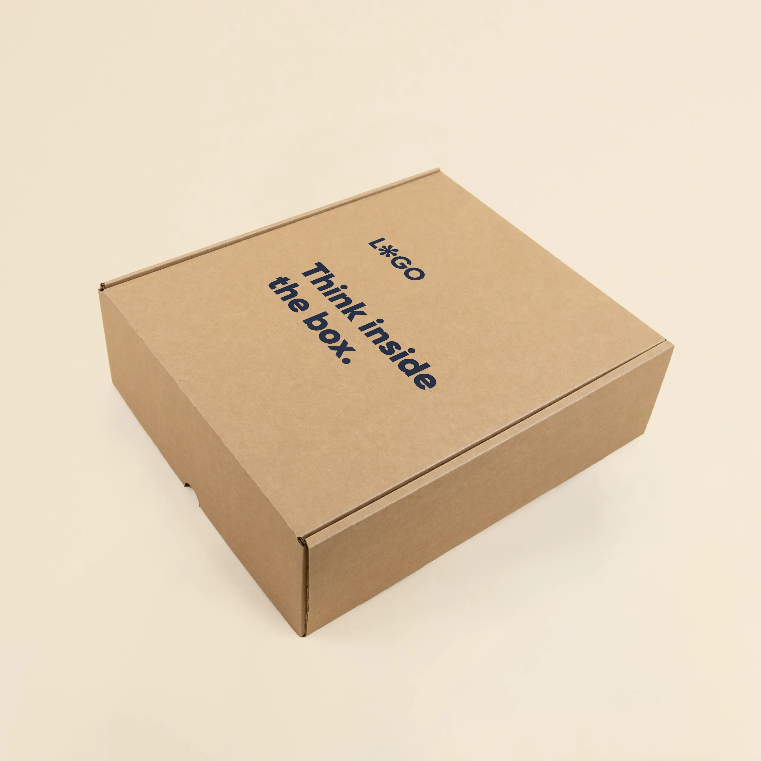 Caja M ecológica Una caja M personalizada a un color sobre fondo beige