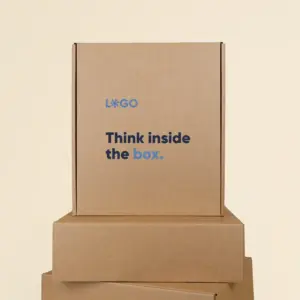 Conjunto de cajas M personalizadas a todo color formando una torre