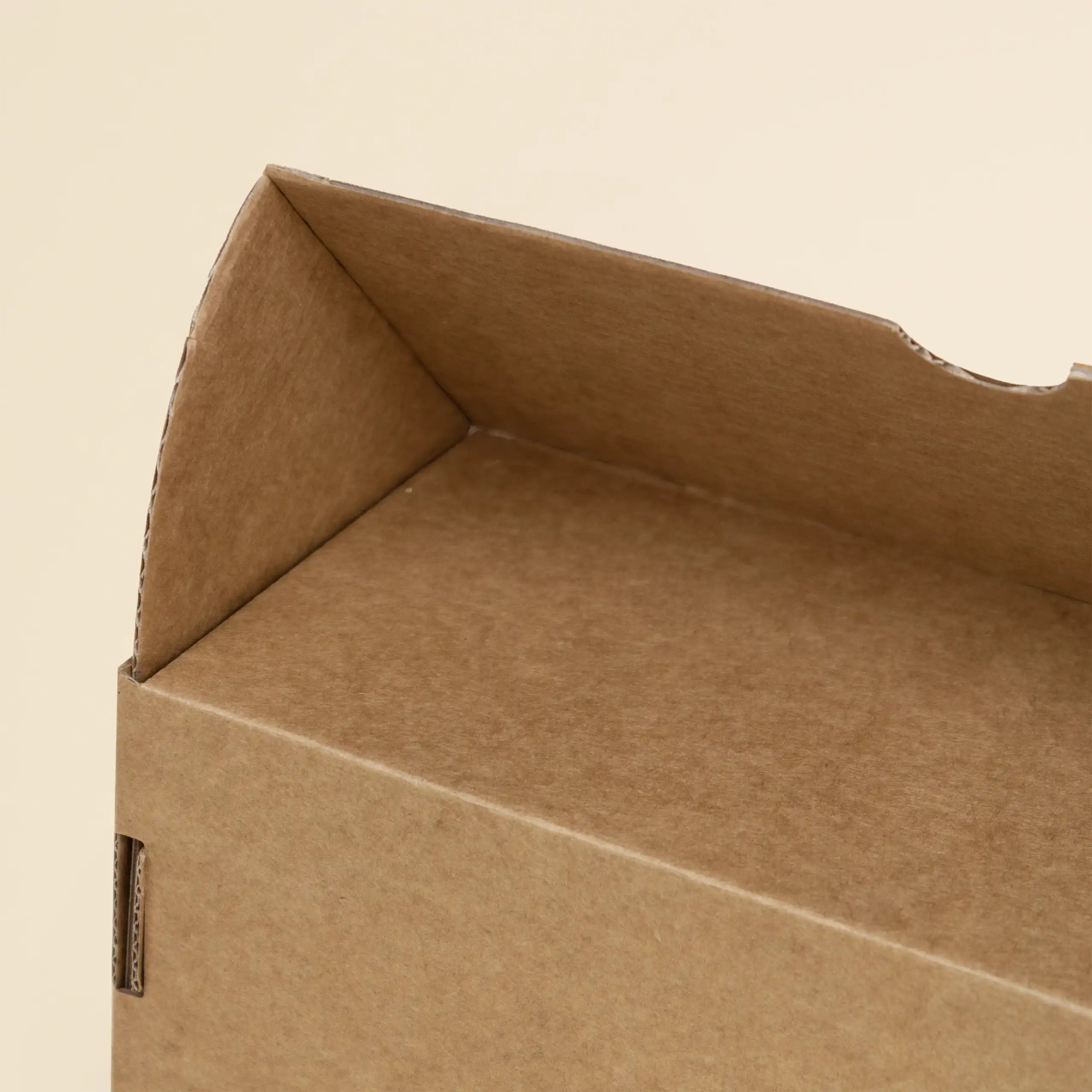 Arista de una caja S ecológica personalizada sobre un fondo beige