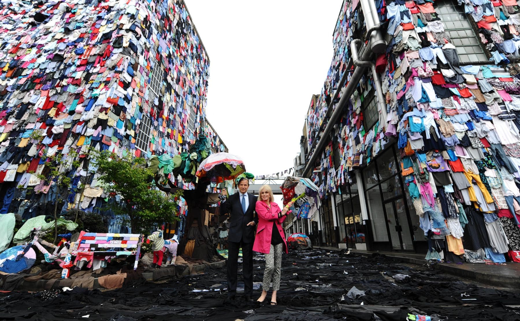 Imagen de un edificio de Marks Spencer forrado de prendas de ropa donadas