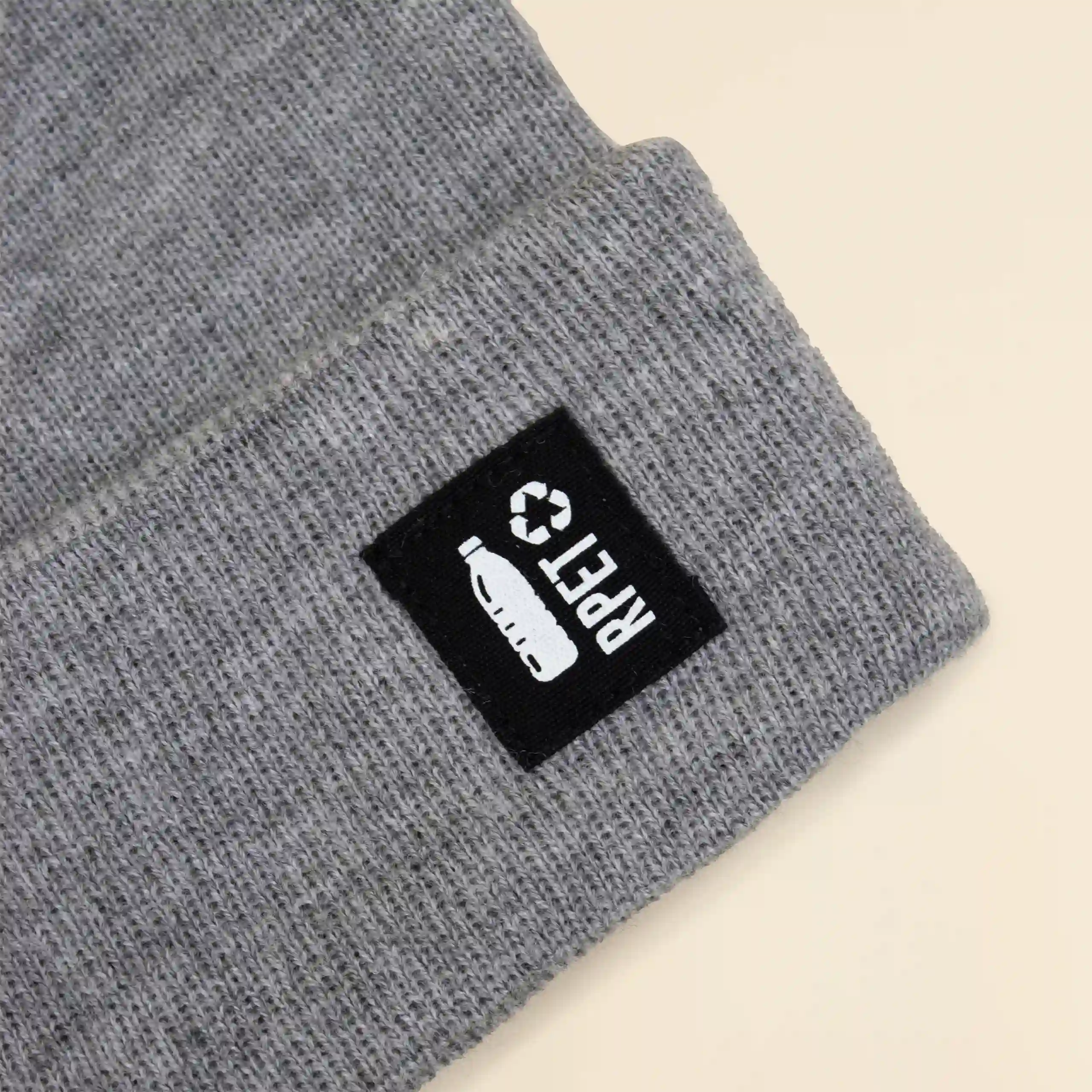 Etiqueta rPET en gorro gris ecológico personalizado
