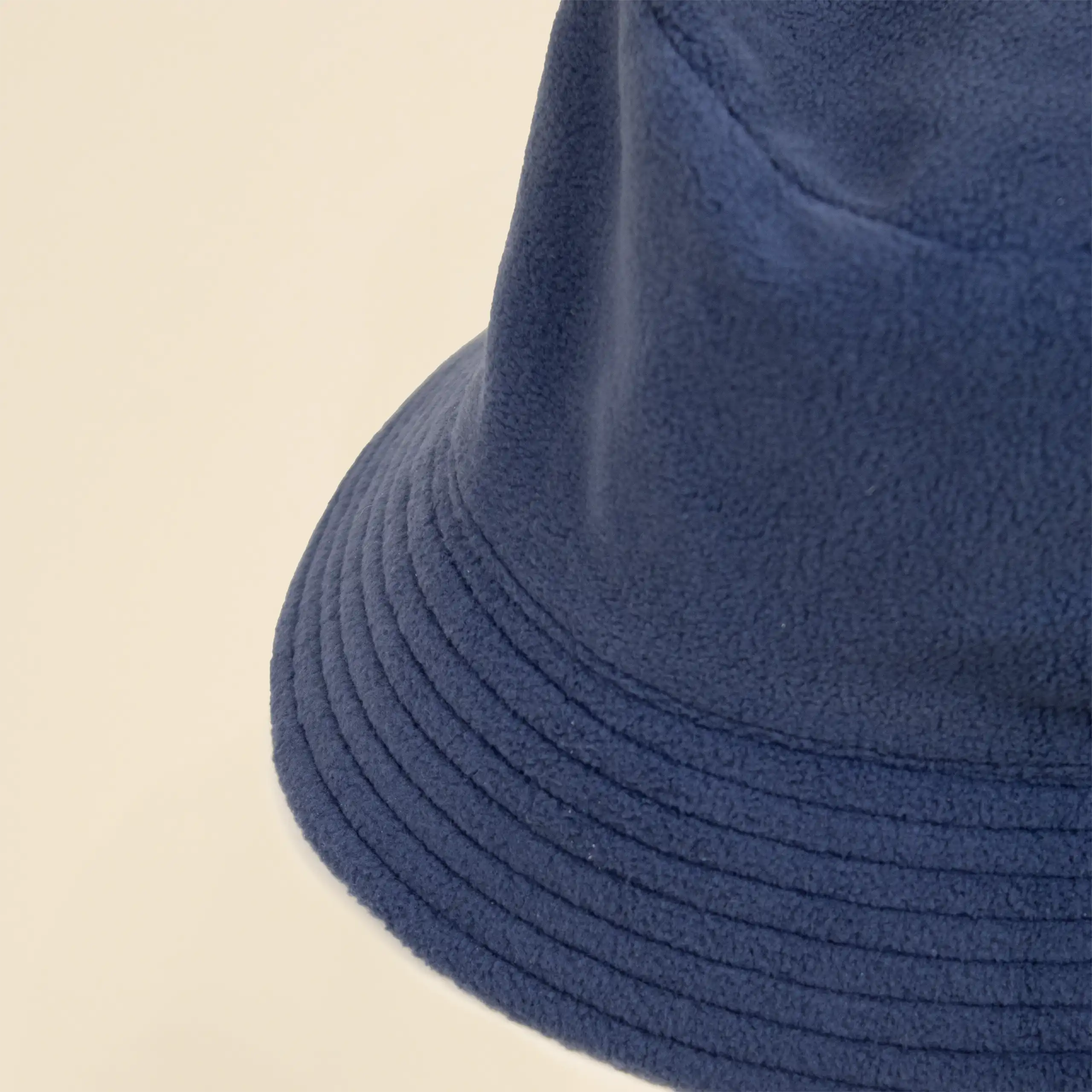 Gorro azul impermeable reversible ecológico personalizado sobre un fondo beige