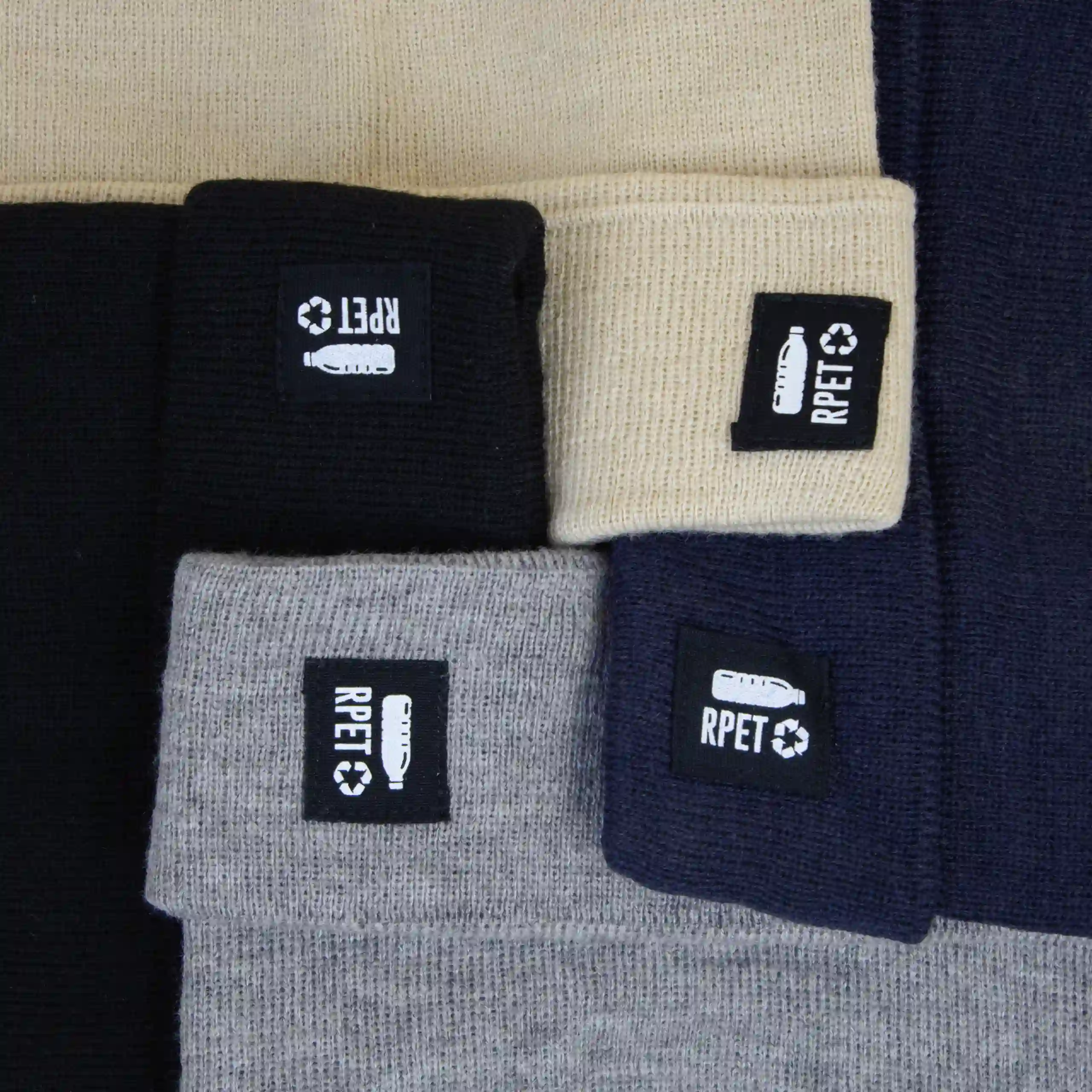 Cuatro gorros ecológicos personalizados con etiqueta rPET