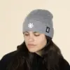 Chica con gorro gris ecológico personalizado sobre fondo beige