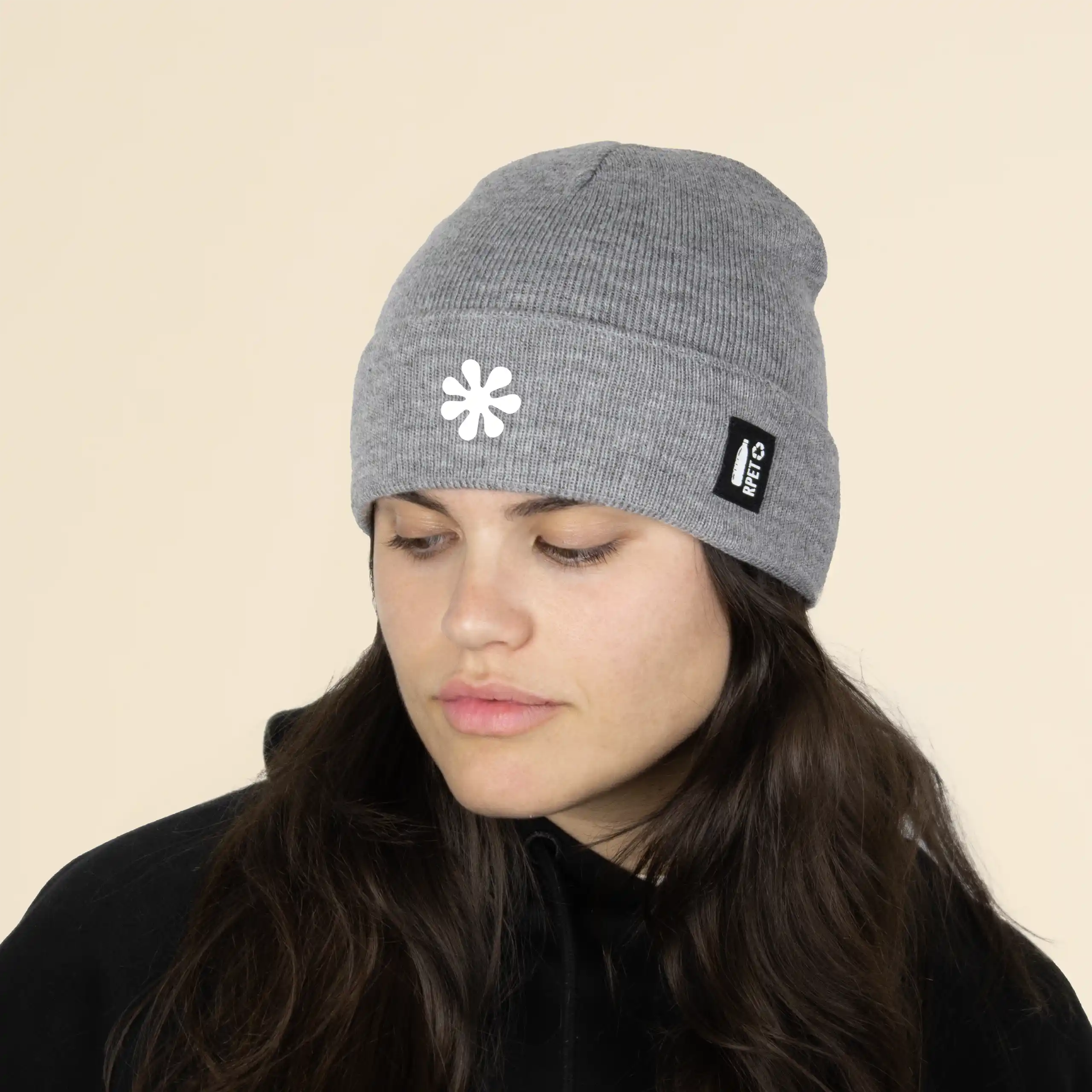 Chica con gorro gris ecológico personalizado sobre fondo beige