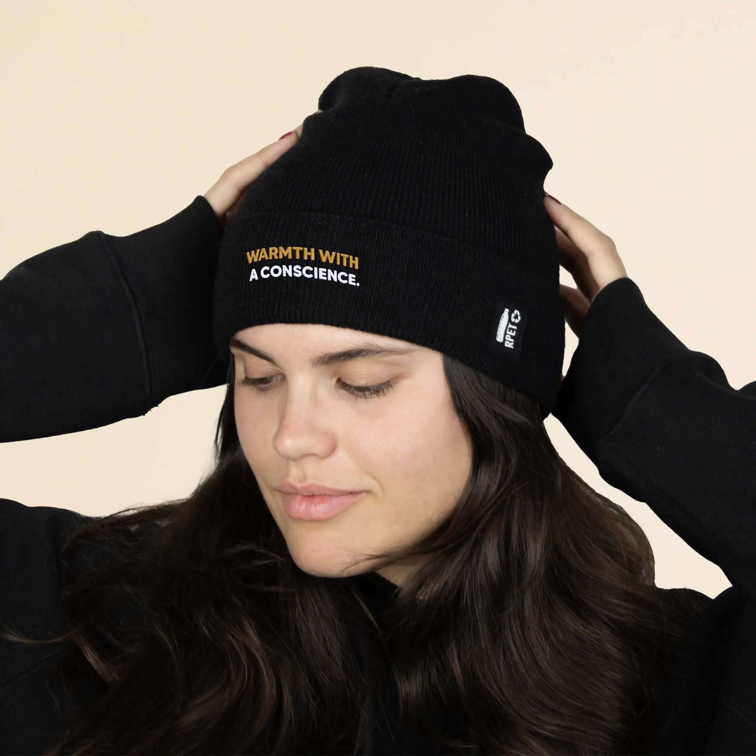 Chica con gorro negro ecológico personalizado sobre fondo beige