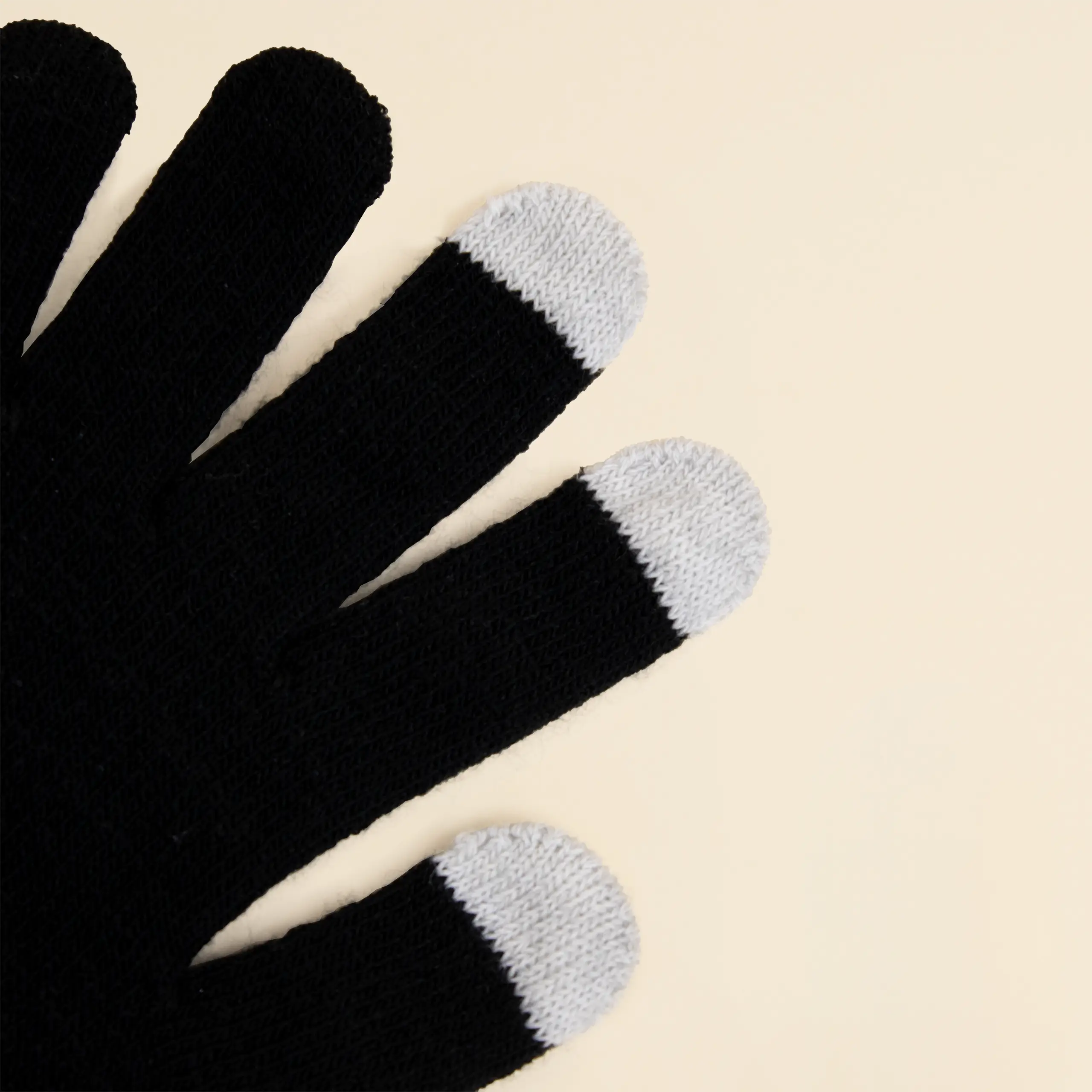 Guantes personalizados KLEAN sobre un fondo beige