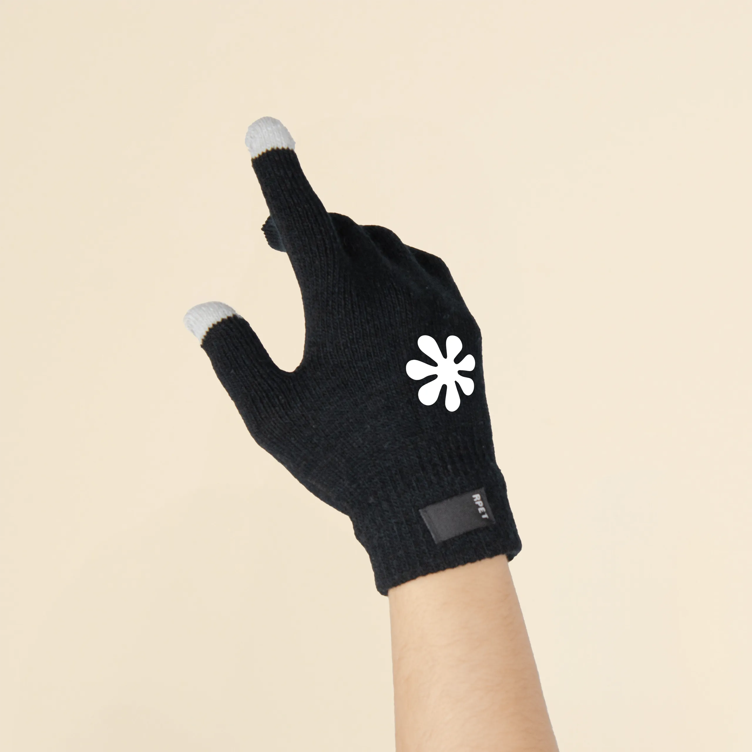 Mano con guantes personalizados KLEAN sobre un fondo beige