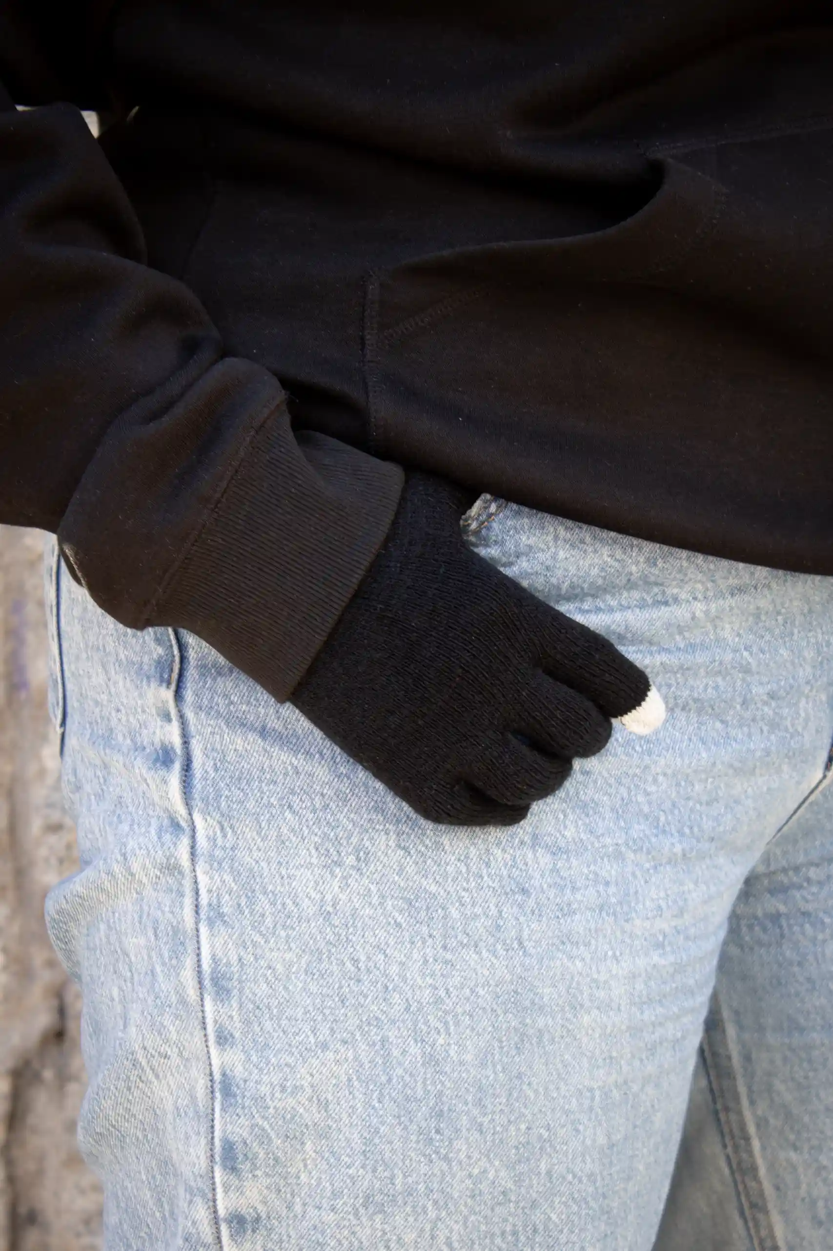 Persona con guantes personalizados KLEAN en los bolsillos