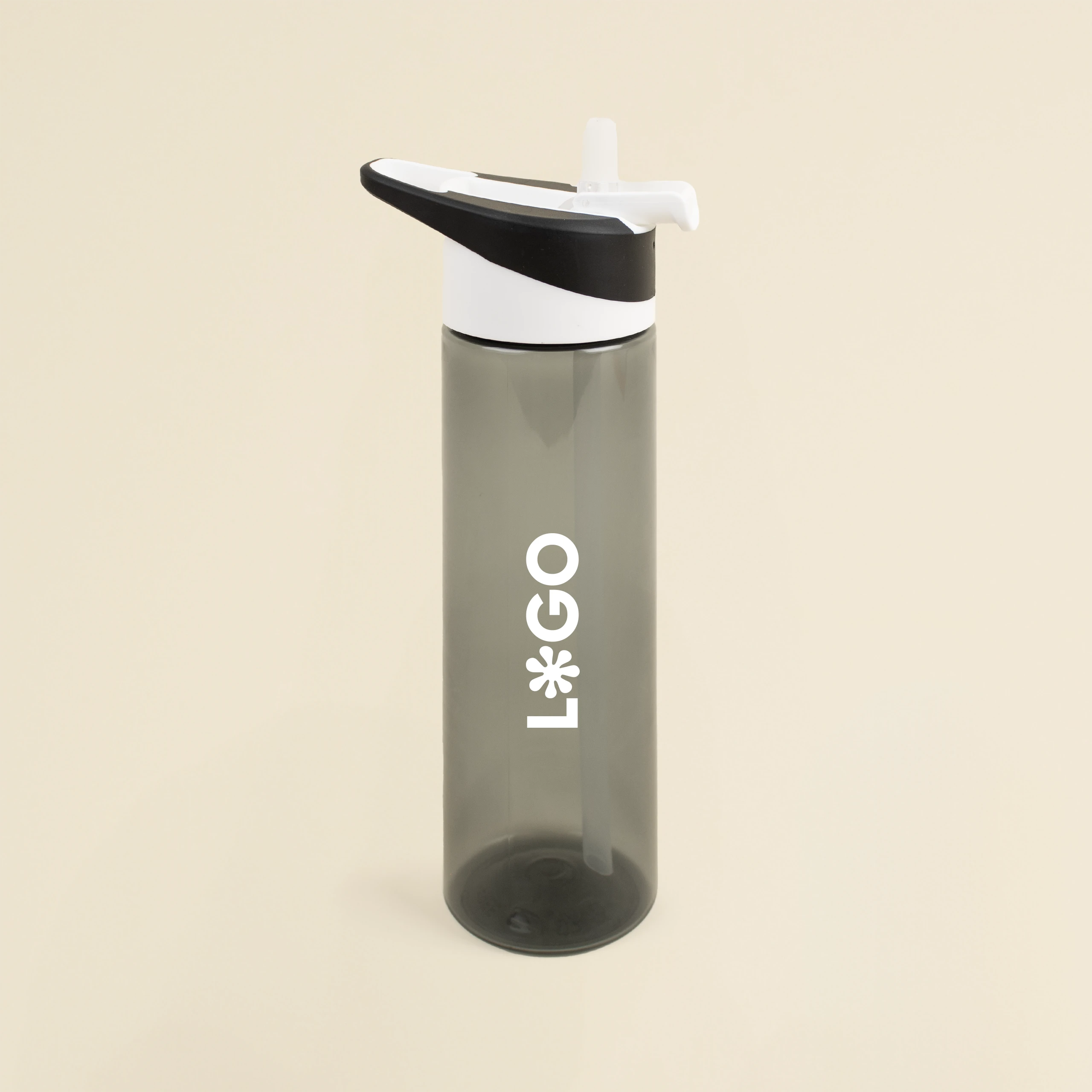 Botella de gimnasio negra en rpet personalizada sobre fondo beige