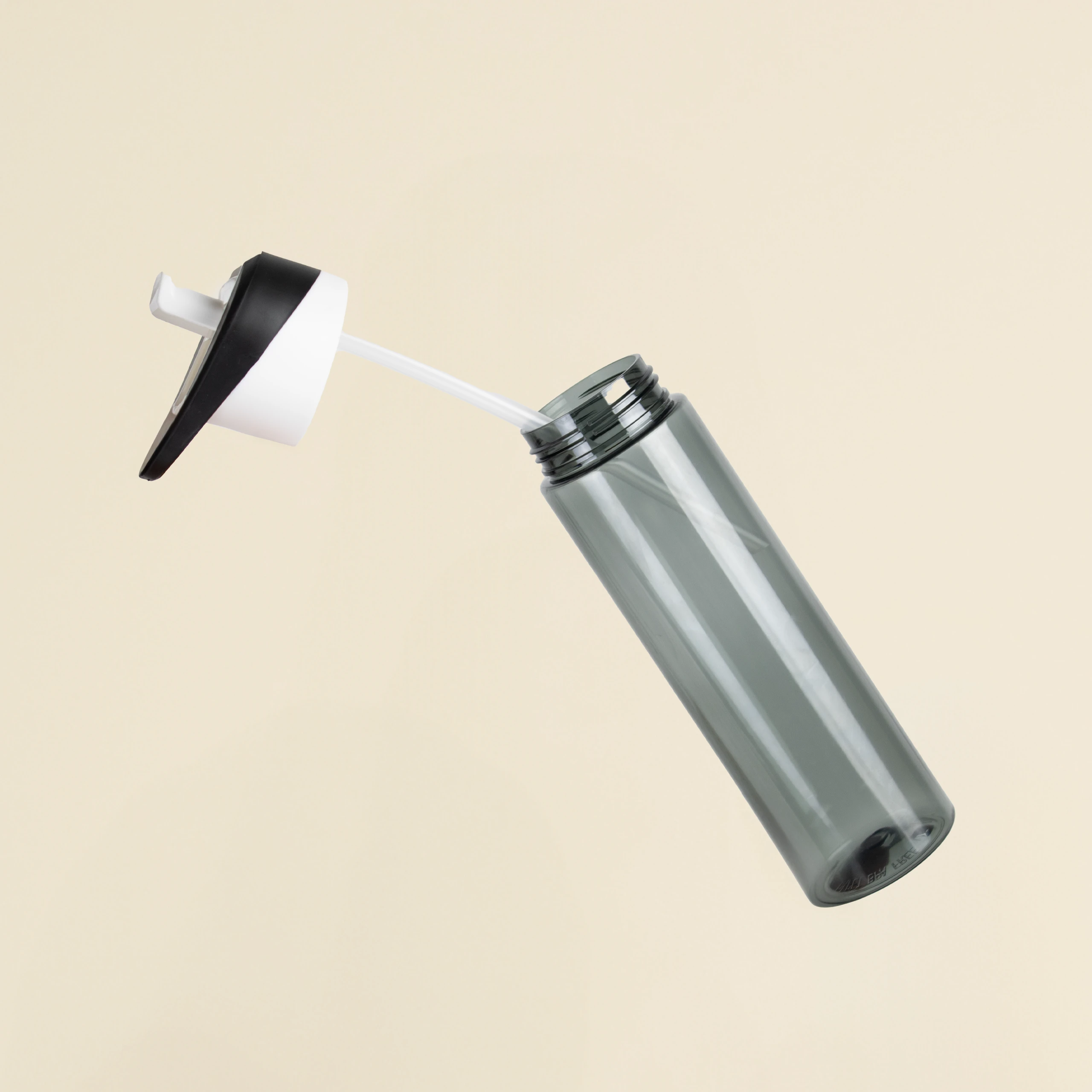 Botella de gimnasio negra en rpet personalizada abierta sobre fondo beige