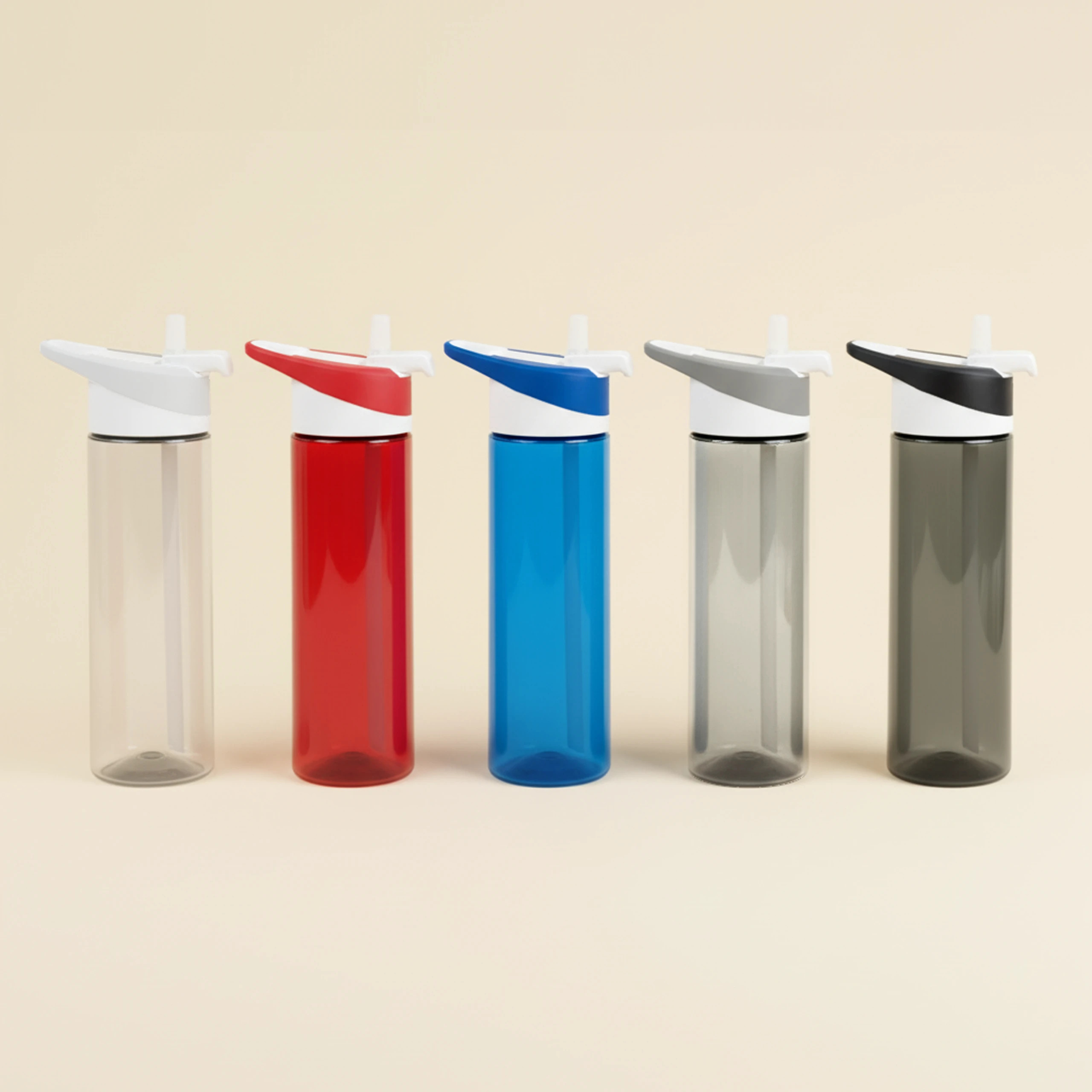 Cinco botellas de gimnasio en rpet personalizadas sobre un fondo beige