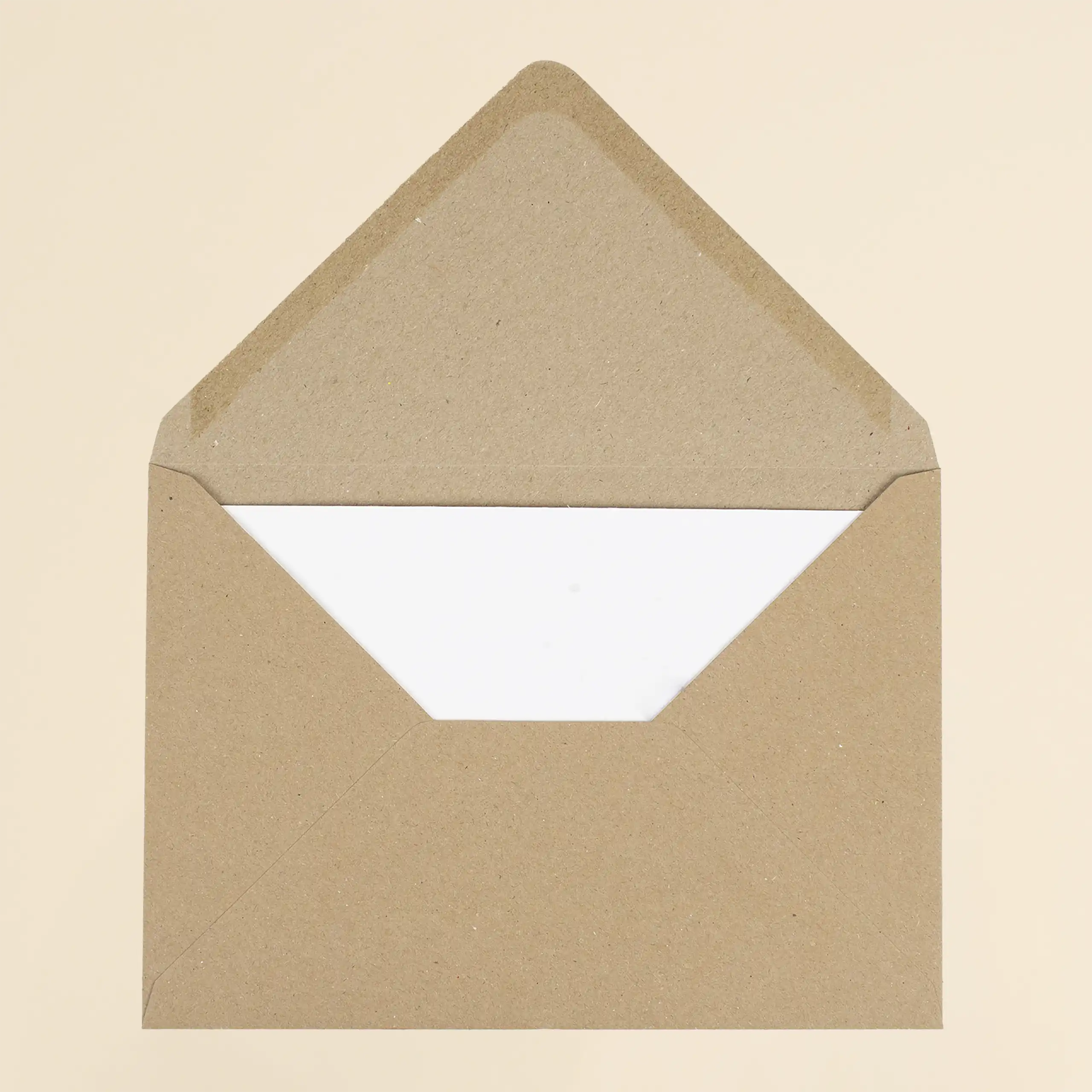 Trasera de un sobre kraft C5 abierto con una tarjeta blanca en su interior