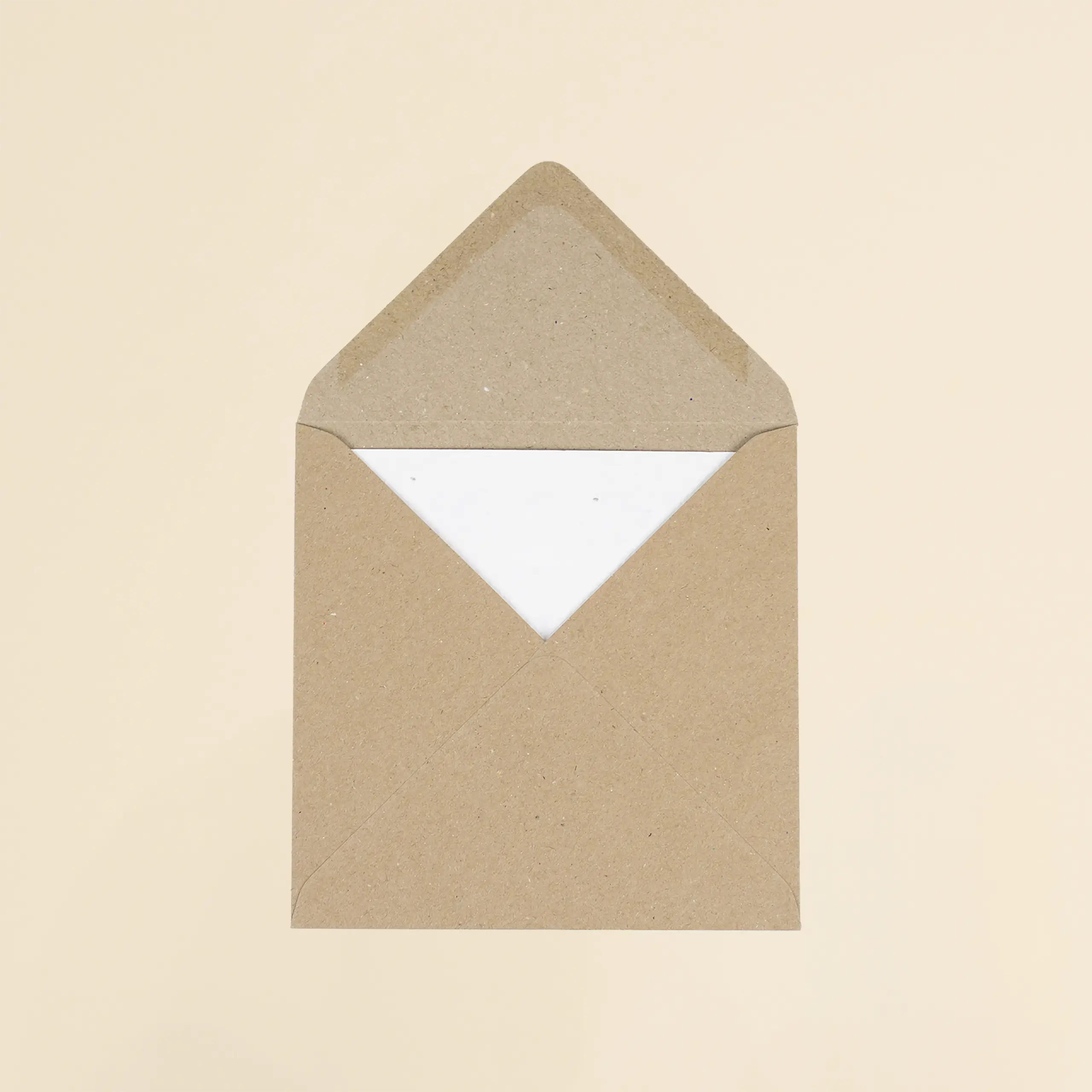 Sobres kraft personalizados CUADRADO Trasera de un sobre kraft cuadrado abierto con una tarjeta blanca en su interior