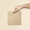 Sobres kraft personalizados CUADRADO Mano mostrando la trasera de un sobre kraft en formato cuadrado