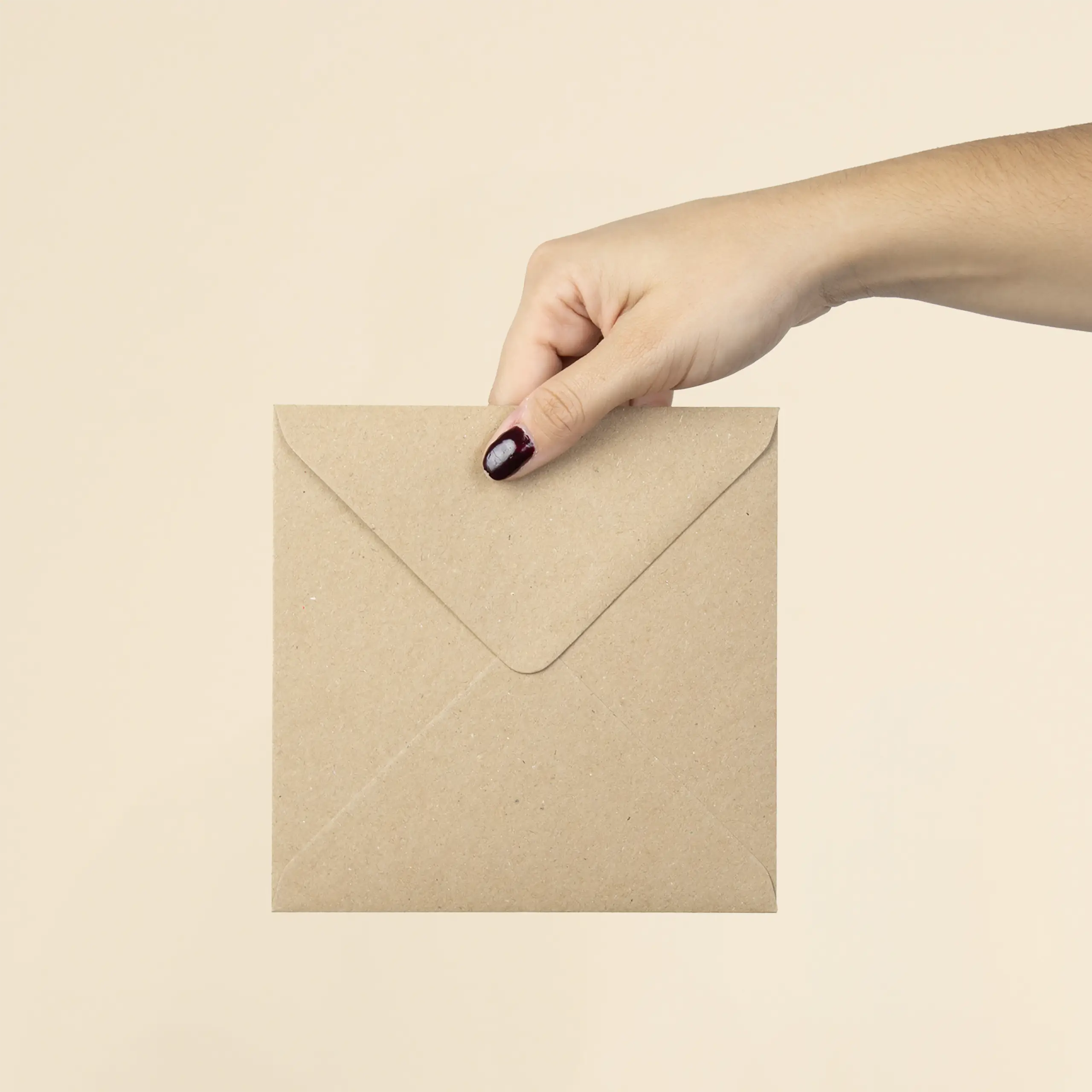 Sobres kraft personalizados CUADRADO Mano mostrando la trasera de un sobre kraft en formato cuadrado