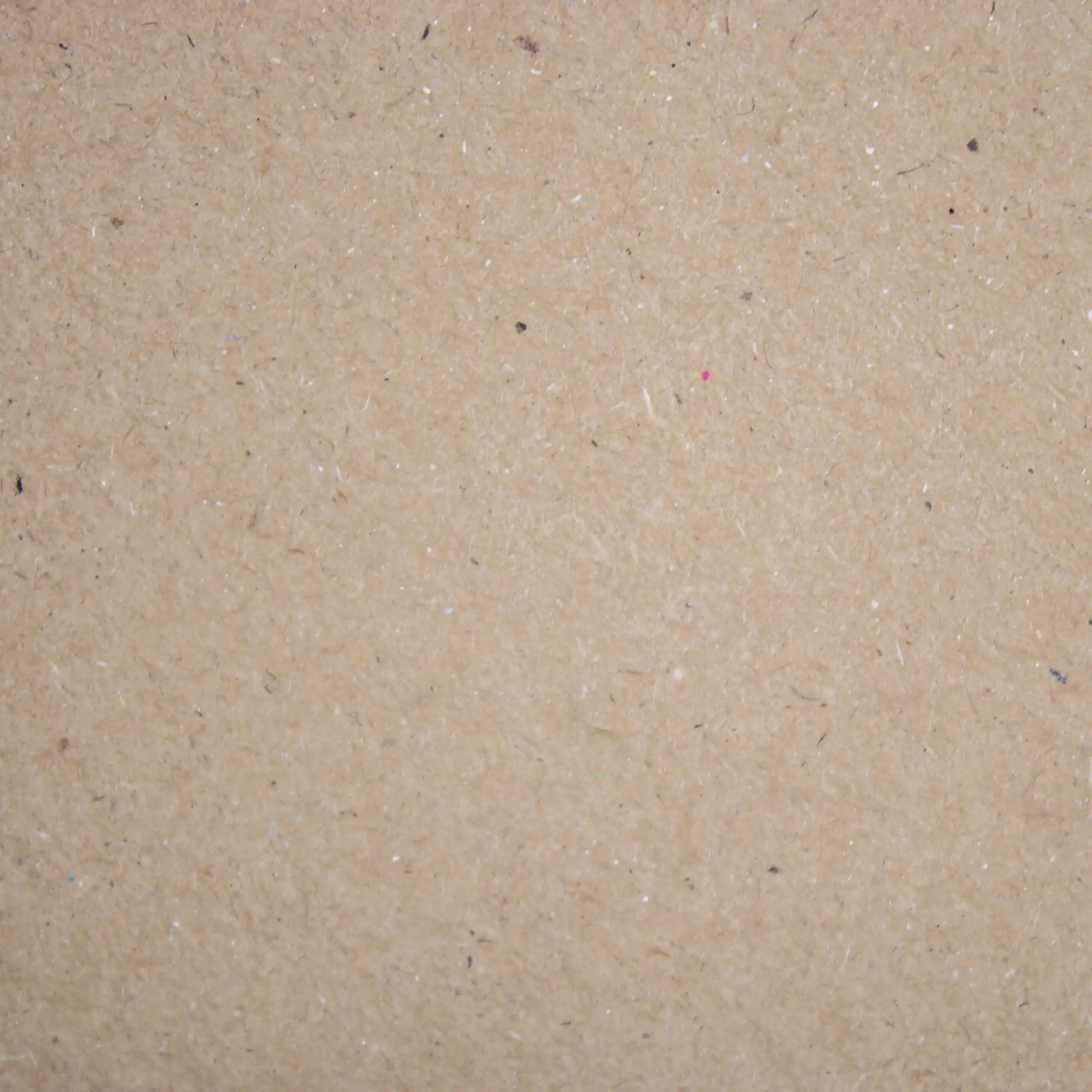 Detalle de la textura y color marrón de un sobre kraft