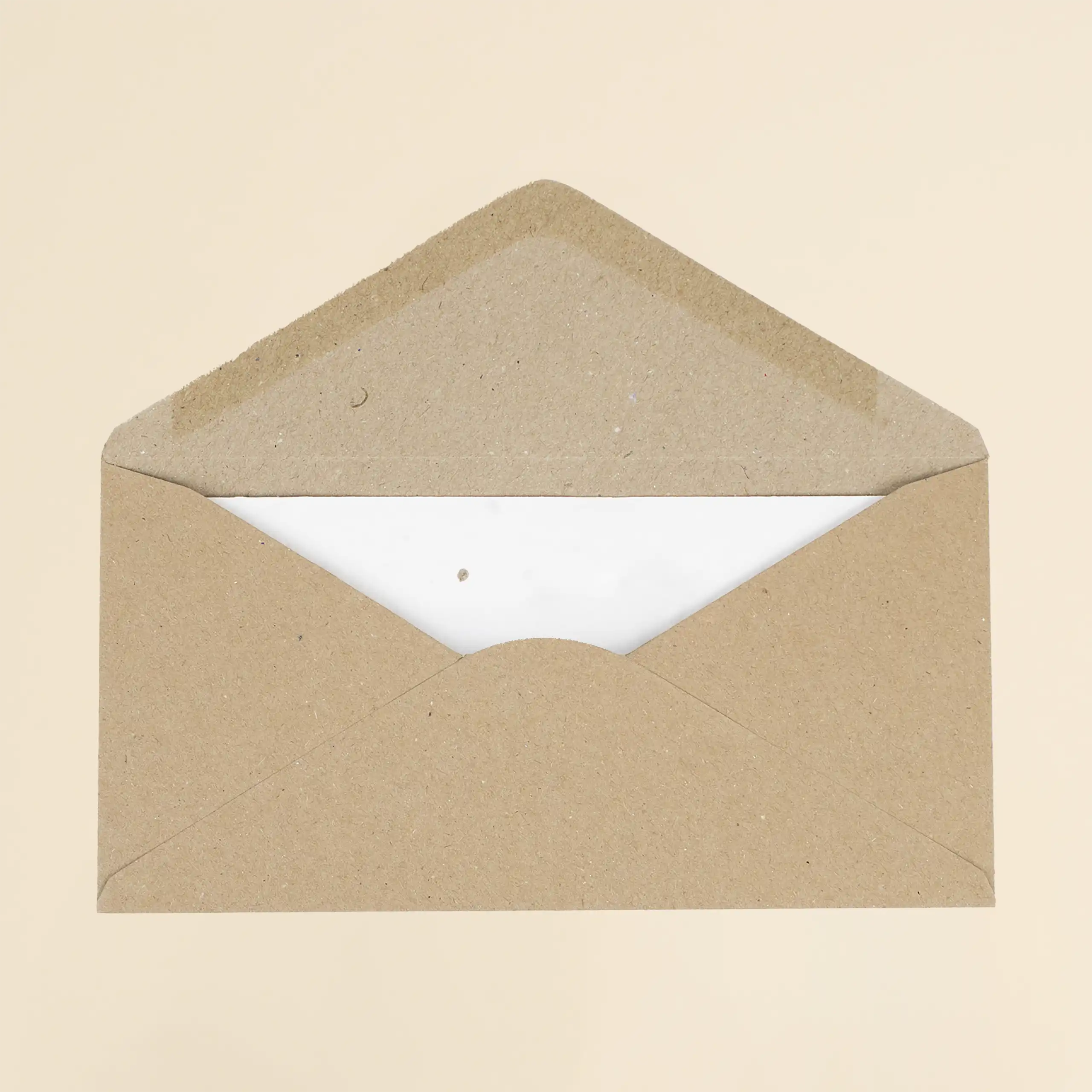 Sobres kraft personalizados DL Trasera de un sobre kraft DL abierto con una tarjeta blanca en su interior