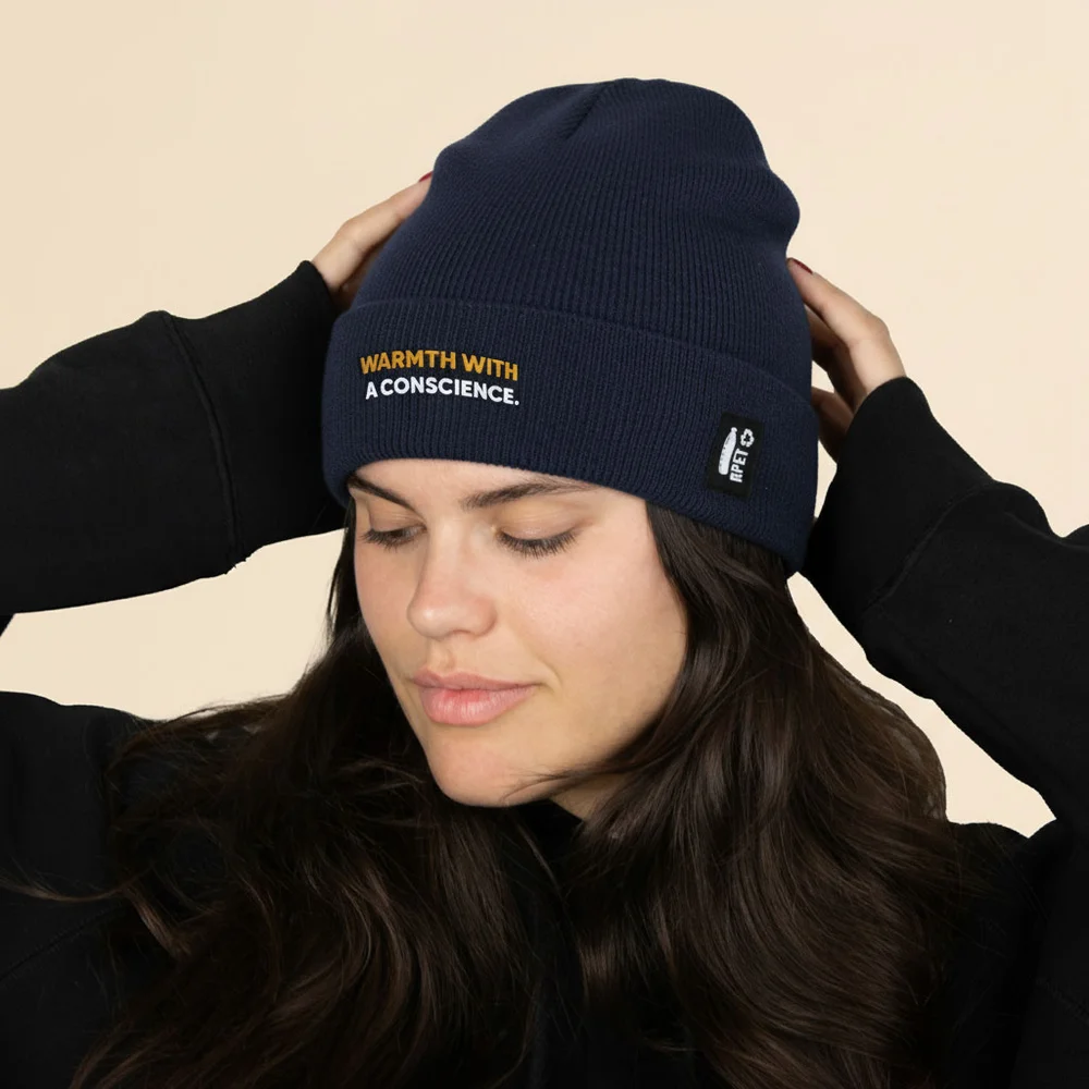 Chica con gorro de invierno ecológico personaizado