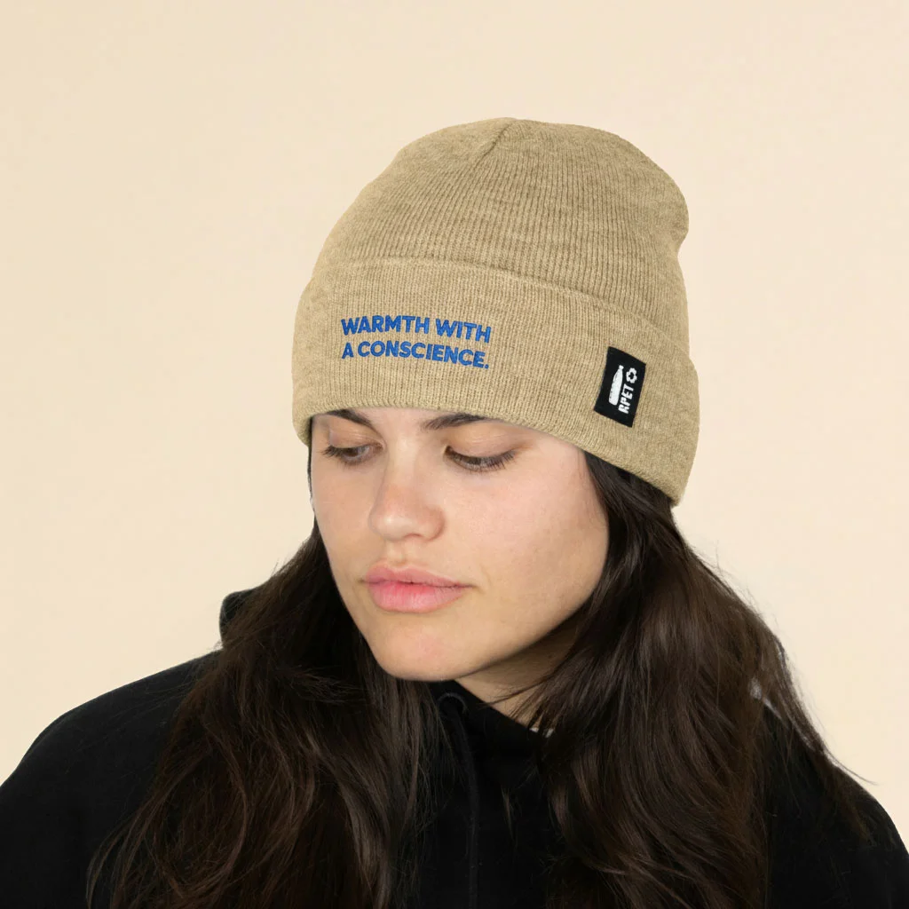 Chica con gorro beige ecológico personalizado sobre fondo beige