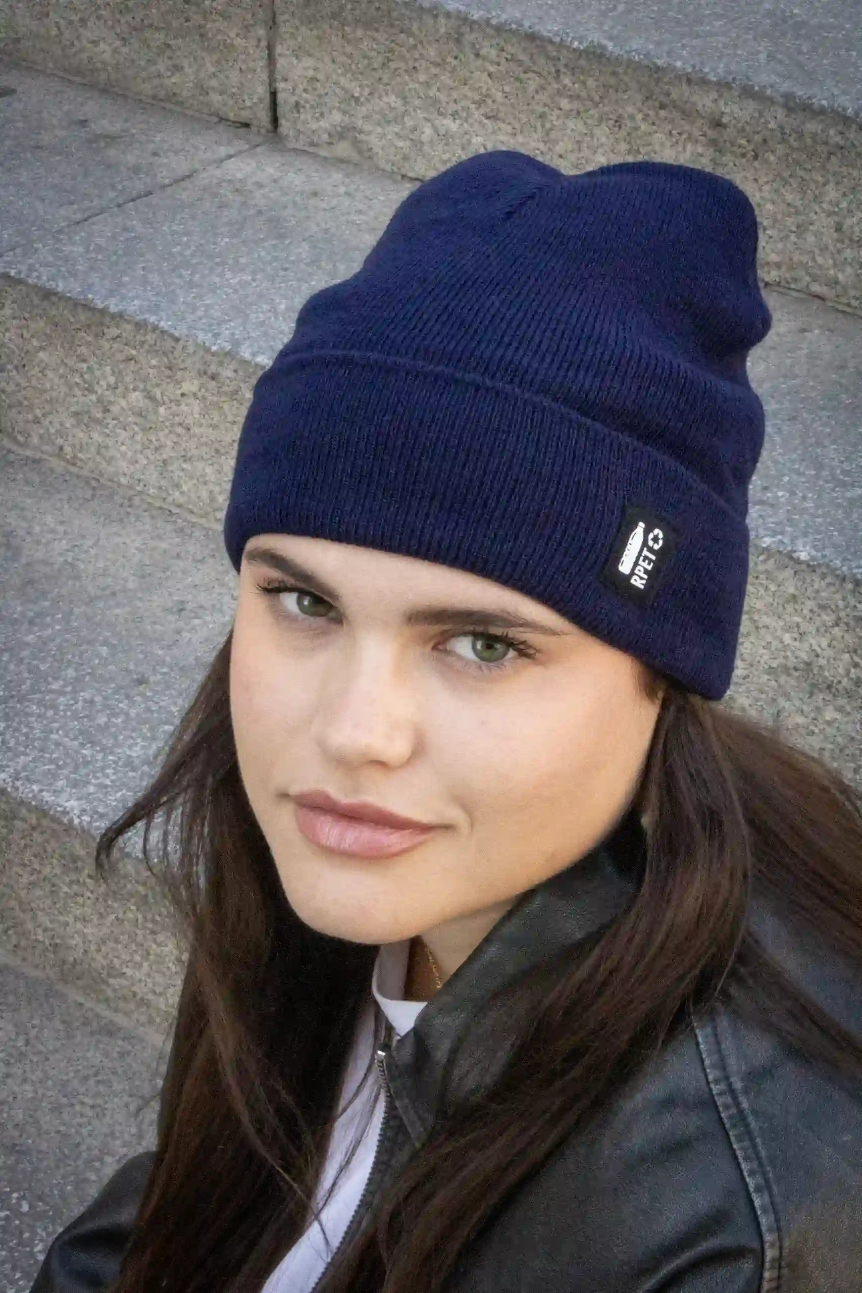 Chica mirando a cámara con gorro azul ecológico personalizado