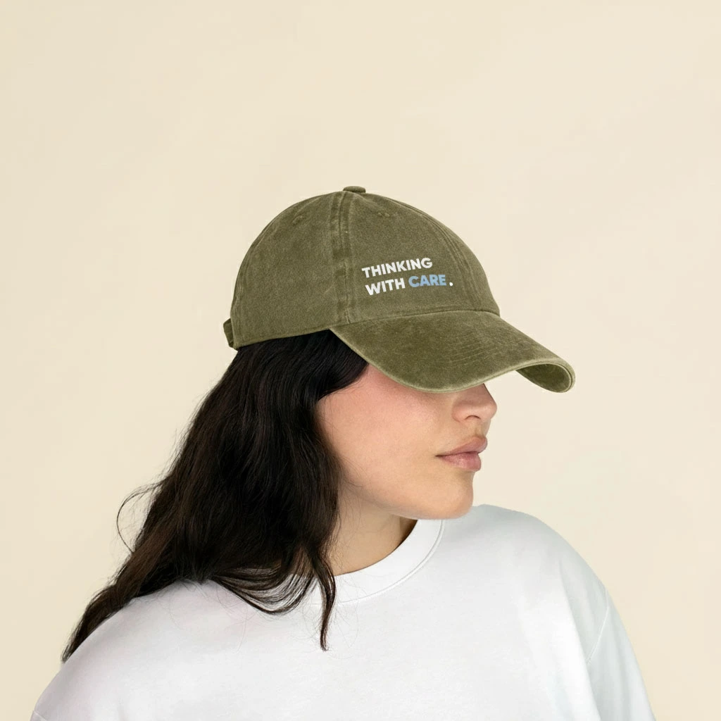 Gorra vintage verde con logo en un fondo beige